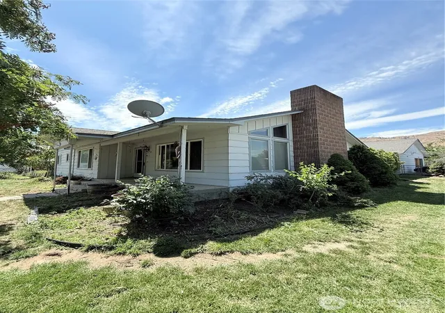 Photo 1 of Single family home for sale at 522 Golden St, Oroville, WA 98844 | MLS# NWM2518319 | Listing updated on 2026-09-23