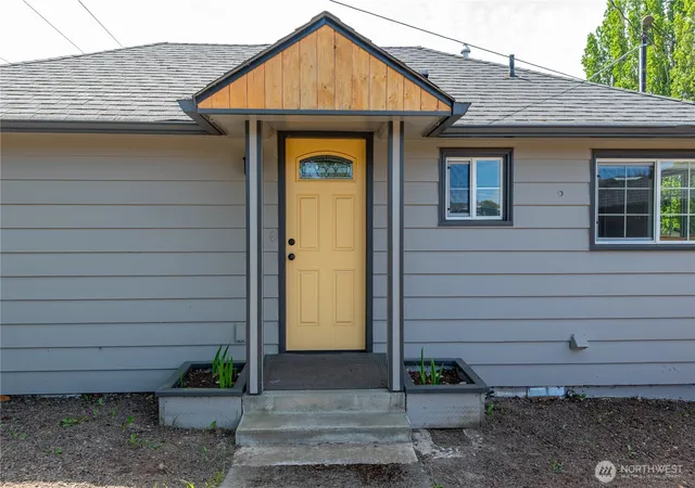 Photo 3 of Single family home for sale at 1717 S 18th Street, Mount Vernon, WA 98274 | MLS# NWM2518529 | Listing updated on 2026-09-25