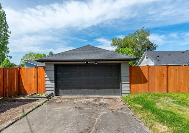 Photo 4 of Single family home for sale at 1717 S 18th Street, Mount Vernon, WA 98274 | MLS# NWM2518529 | Listing updated on 2026-09-25