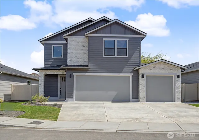 Photo 2 of Single family home for sale at 585 S Perry Ave, East Wenatchee, WA 98802 | MLS# NWM2518678 | Listing updated on 2026-09-21