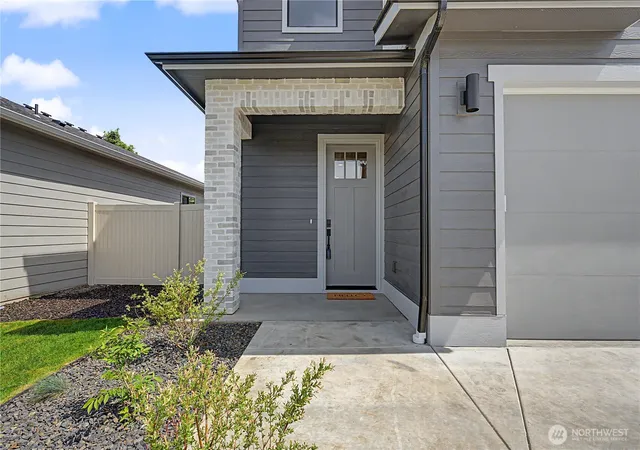 Photo 3 of Single family home for sale at 585 S Perry Ave, East Wenatchee, WA 98802 | MLS# NWM2518678 | Listing updated on 2026-09-21