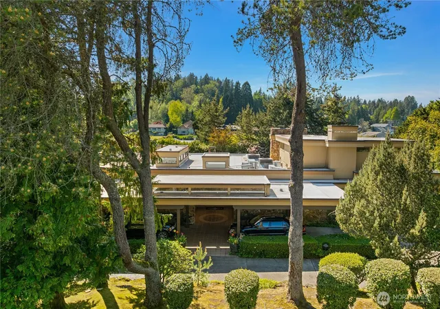 Photo 3 of Single family home for sale at 3111 Hunts Point Cir, Hunts Point, WA 98004 | MLS# NWM2518762 | Listing updated on 2026-09-21