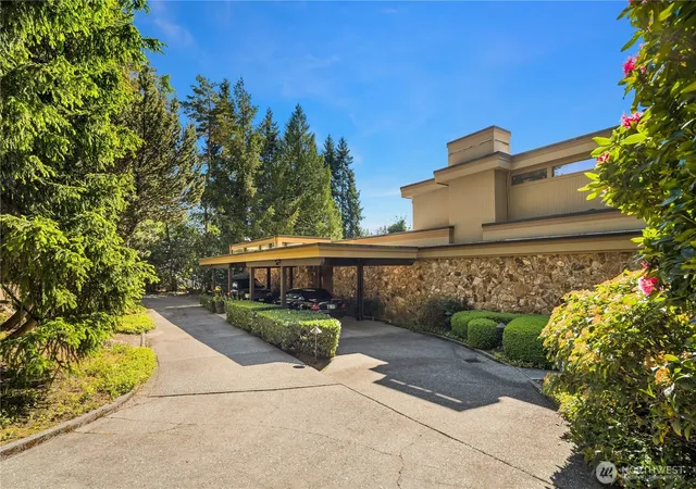 Photo 3 of Single family home for sale at 3111 Hunts Point Cir, Hunts Point, WA 98004 | MLS# NWM2518762 | Listing updated on 2026-09-21