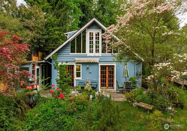 Photo 3 of Sale Pending at 303 E 11th Street, Snohomish, WA 98290 | MLS# NWM2518895 | Listing updated on 2026-09-02