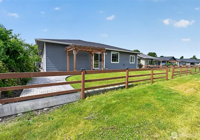 Photo 3 of Single family home for sale at 8019 Vialago Pkwy, Zillah, WA 98953 | MLS# NWM2518963 | Listing updated on 2026-09-21
