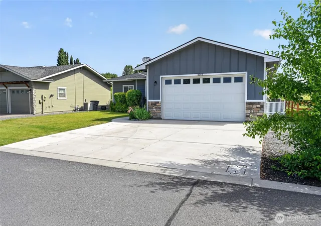 Photo 3 of Single family home for sale at 8019 Vialago Pkwy, Zillah, WA 98953 | MLS# NWM2518963 | Listing updated on 2026-09-21