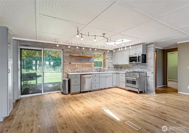 Photo 4 of Sale Pending at 816 Vine Cir, Lynden, WA 98264 | MLS# NWM2519267 | Listing updated on 2026-07-01