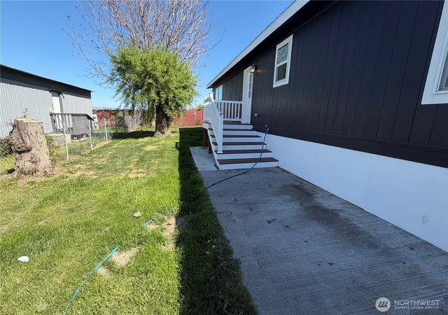 Photo 2 of Manufactured home for sale at 402 Maple Ave #10, Sunnyside, WA 98944 | MLS# NWM2519324 | Listing updated on 2026-09-21