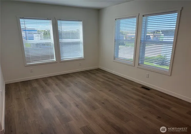 Photo 4 of Manufactured home for sale at 402 Maple Ave #10, Sunnyside, WA 98944 | MLS# NWM2519324 | Listing updated on 2026-09-21