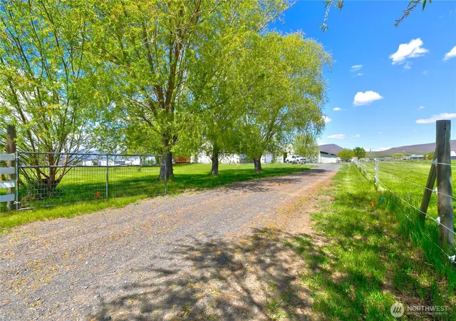 Photo 3 of Single family home for sale at 131 Latigo Ln, Yakima, WA 98901 | MLS# NWM2519342 | Listing updated on 2026-09-21