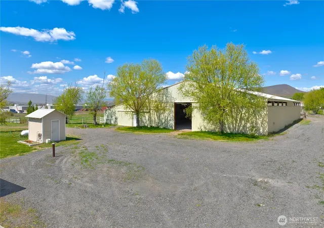 Photo 3 of Single family home for sale at 131 Latigo Ln, Yakima, WA 98901 | MLS# NWM2519342 | Listing updated on 2026-09-21