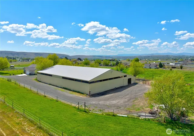 Single family home for sale at 131 Latigo Ln, Yakima, WA 98901 | MLS# NWM2519342