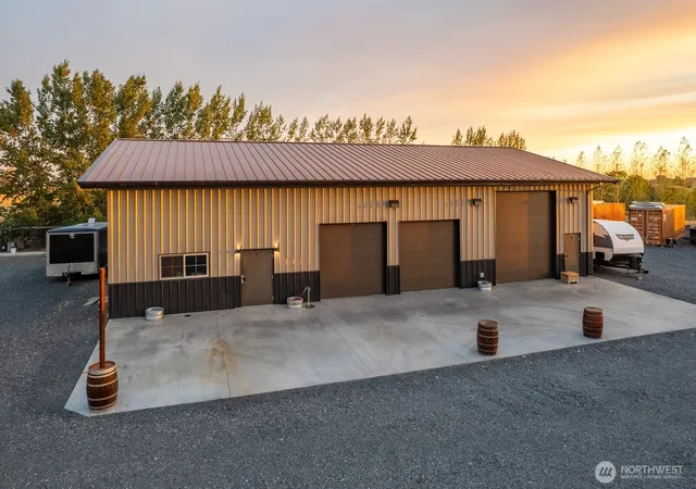 Photo 3 of Sale Pending at 3962 Rd F Ne, Moses Lake, WA 98837 | MLS# NWM2519351 | Listing updated on 2026-10-02