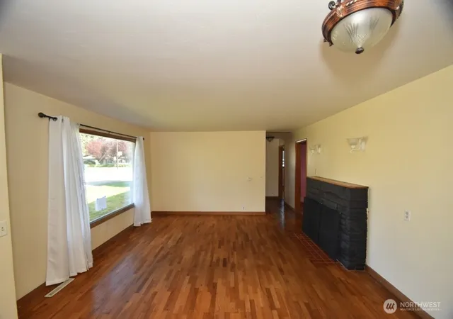 Photo 4 of Single family home for sale at 614 S Pine St, Burlington, WA 98233 | MLS# NWM2519415 | Listing updated on 2026-10-01
