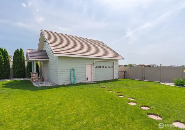 Photo 3 of Single family home for sale at 726 L St SW, Quincy, WA 98848 | MLS# NWM2519614 | Listing updated on 2026-09-21