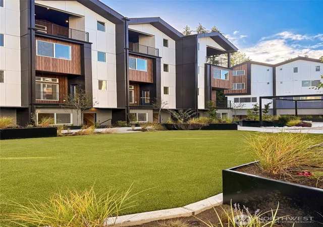 Photo 3 of Townhouse for sale at 16023 Se 31st Lane, Bellevue, WA 98008 | MLS# NWM2519702 | Listing updated on 2026-10-01