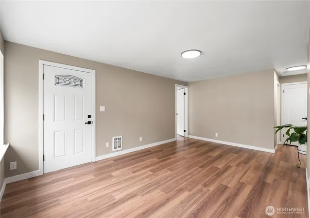 Photo 4 of Single family home for sale at 15401 2nd Avenue NE, Shoreline, WA 98155 | MLS# NWM2519719 | Listing updated on 2026-05-28