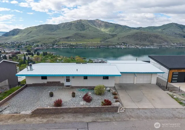 Photo 1 of Single family home for sale at 820 W Golf Crse Dr, Chelan, WA 98816 | MLS# NWM2519828 | Listing updated on 2026-09-21