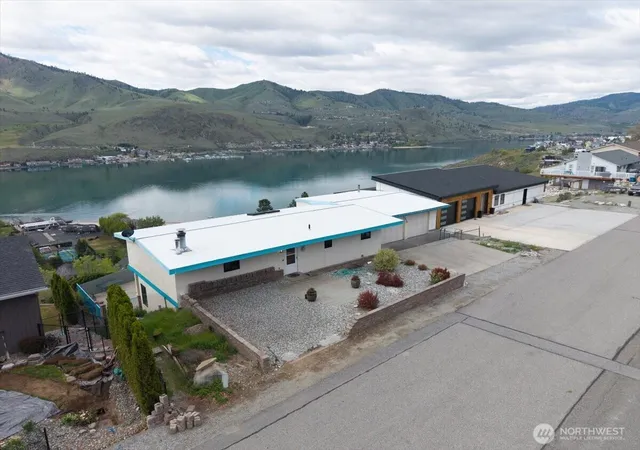 Photo 2 of Single family home for sale at 820 W Golf Crse Dr, Chelan, WA 98816 | MLS# NWM2519828 | Listing updated on 2026-09-21
