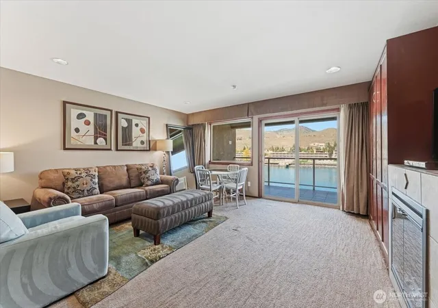 Photo 4 of Condo for sale at 322 W Woodin Ave #643, Chelan, WA 98816 | MLS# NWM2519852 | Listing updated on 2026-09-21
