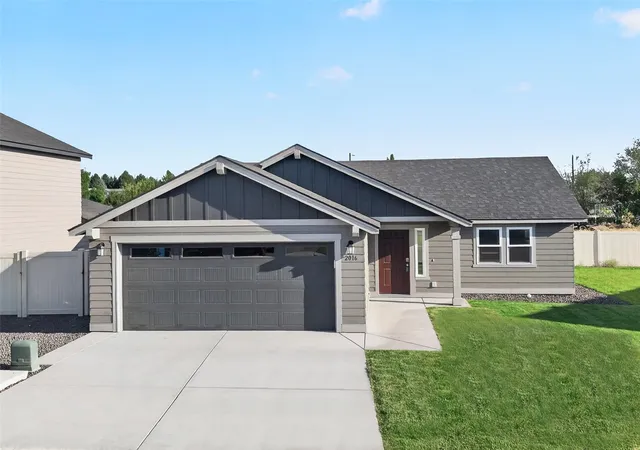 Photo 1 of Single family home for sale at 2016 N Oak Rd, Moses Lake, WA 98837 | MLS# NWM2519955 | Listing updated on 2026-09-21