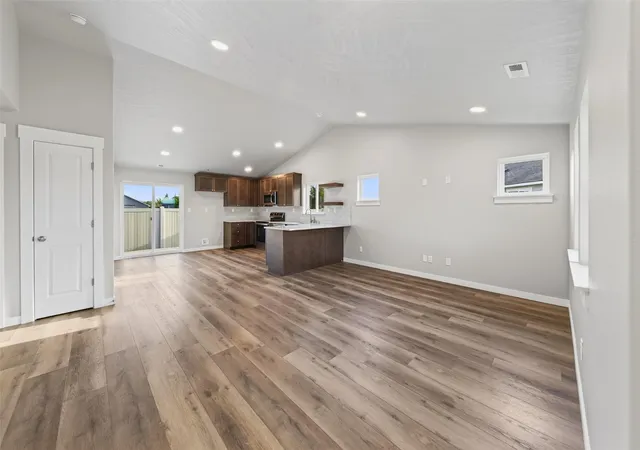 Photo 2 of Single family home for sale at 2016 N Oak Rd, Moses Lake, WA 98837 | MLS# NWM2519955 | Listing updated on 2026-09-21