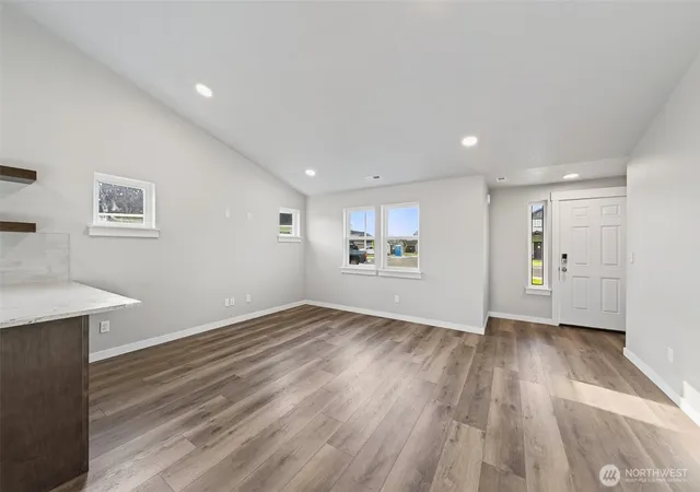 Photo 4 of Single family home for sale at 2016 N Oak Rd, Moses Lake, WA 98837 | MLS# NWM2519955 | Listing updated on 2026-09-21