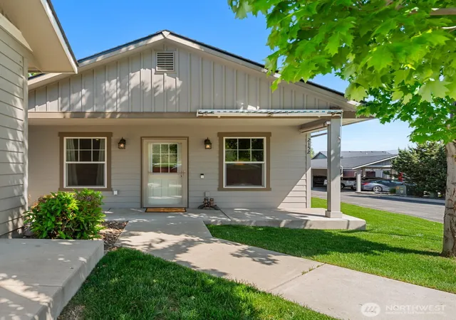 Photo 4 of Single family home for sale at 2152 Roper Ln, Wenatchee, WA 98801 | MLS# NWM2520117 | Listing updated on 2026-09-21