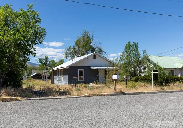 Photo 2 of Sale Pending at 722 Jackson St, Omak, WA 98841 | MLS# NWM2520254 | Listing updated on 2026-09-25