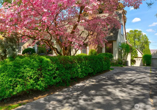 Photo 3 of Sale Pending at 2907 W Yakima Ave, Yakima, WA 98902 | MLS# NWM2520279 | Listing updated on 2026-09-22