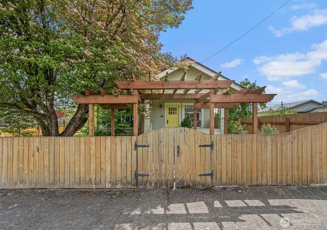 Photo 3 of Single family home for sale at 505 W Young St, Elma, WA 98541 | MLS# NWM2520351 | Listing updated on 2026-09-21