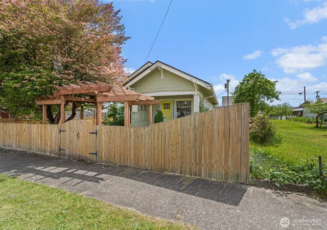 Photo 3 of Single family home for sale at 505 W Young St, Elma, WA 98541 | MLS# NWM2520351 | Listing updated on 2026-09-21