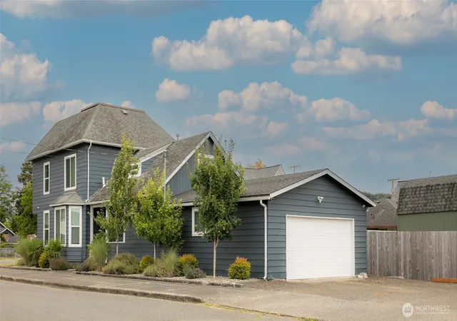 Photo 2 of Single family home for sale at 802 Eklund Ave, Hoquiam, WA 98550 | MLS# NWM2520861 | Listing updated on 2026-09-21