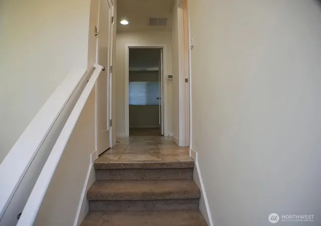 Photo 4 of Single family home for sale at 541 NE Alder St, Issaquah, WA 98027 | MLS# NWM2521030 | Listing updated on 2026-09-21
