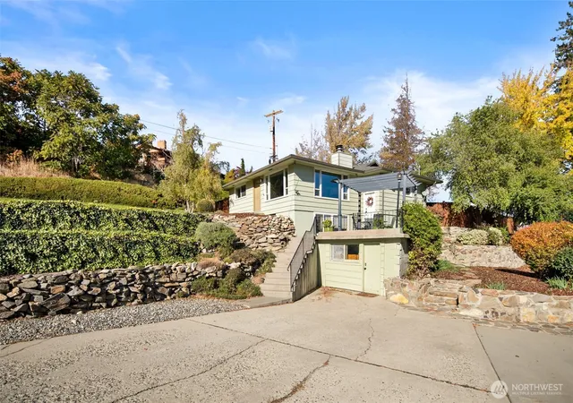 Single family home for sale at 1216 Crawford Ave, Wenatchee, WA 98801 | MLS# NWM2521108