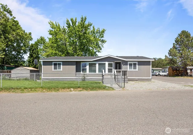 Photo 1 of Manufactured home for sale at 6750 Desert View Dr, West Richland, WA 99353 | MLS# NWM2521326 | Listing updated on 2026-10-01