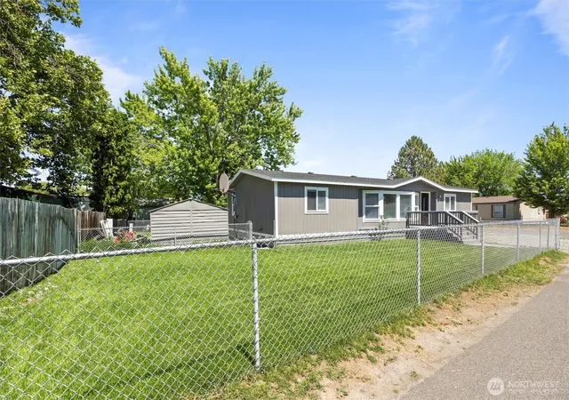 Photo 2 of Manufactured home for sale at 6750 Desert View Dr, West Richland, WA 99353 | MLS# NWM2521326 | Listing updated on 2026-10-01