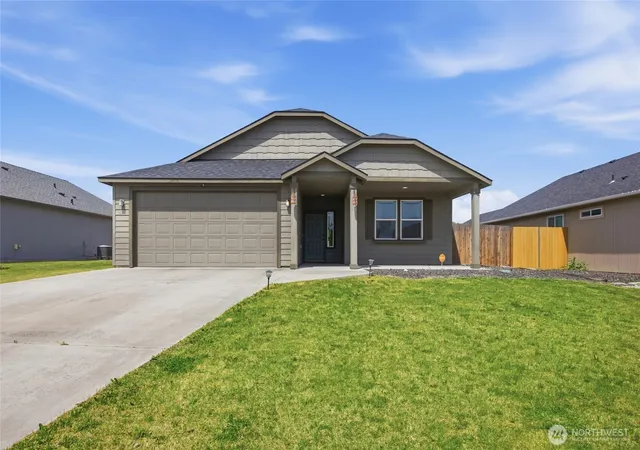 Photo 1 of Single family home for sale at 425 S Trillium Way, Moses Lake, WA 98837 | MLS# NWM2521521 | Listing updated on 2026-09-21