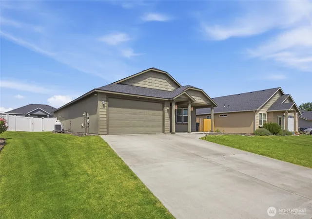 Photo 2 of Single family home for sale at 425 S Trillium Way, Moses Lake, WA 98837 | MLS# NWM2521521 | Listing updated on 2026-09-21