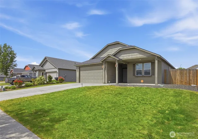 Photo 3 of Single family home for sale at 425 S Trillium Way, Moses Lake, WA 98837 | MLS# NWM2521521 | Listing updated on 2026-09-21