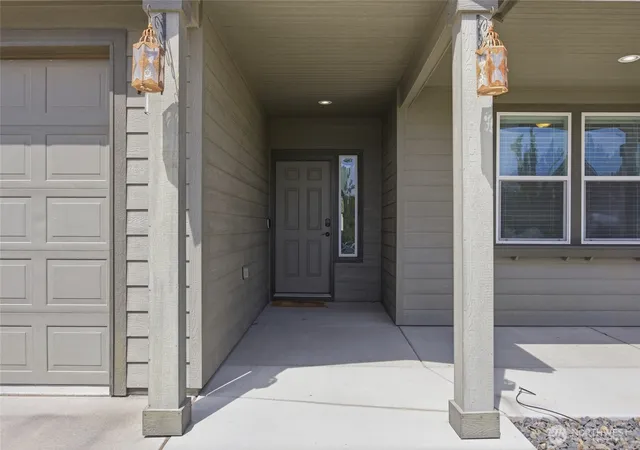 Photo 3 of Single family home for sale at 425 S Trillium Way, Moses Lake, WA 98837 | MLS# NWM2521521 | Listing updated on 2026-09-21