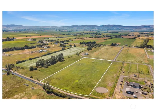 Photo 2 of Contingent at 407 Walker Dr, Ellensburg, WA 98926 | MLS# NWM2521575 | Listing updated on 2026-09-21