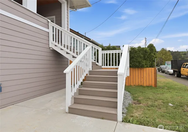 Photo 3 of Sale Pending at 1010 Randall St, Aberdeen, WA 98520 | MLS# NWM2521639 | Listing updated on 2026-09-30