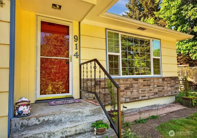 Photo 2 of Single family home for sale at 914 Coal Crk Rd, Longview, WA 98632 | MLS# NWM2521739 | Listing updated on 2026-09-21