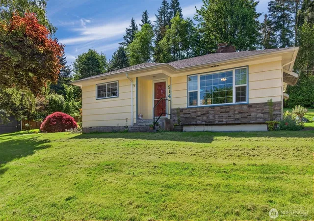 Photo 3 of Single family home for sale at 914 Coal Crk Rd, Longview, WA 98632 | MLS# NWM2521739 | Listing updated on 2026-09-21