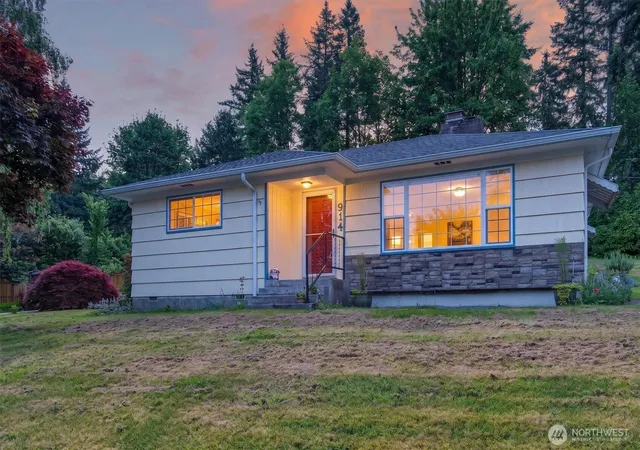 Photo 3 of Single family home for sale at 914 Coal Crk Rd, Longview, WA 98632 | MLS# NWM2521739 | Listing updated on 2026-09-21