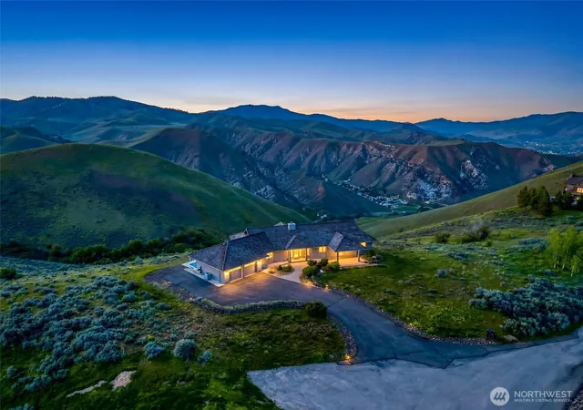 Photo 2 of Single family home for sale at 500 Connery Rd, Wenatchee, WA 98801 | MLS# NWM2521767 | Listing updated on 2026-09-23