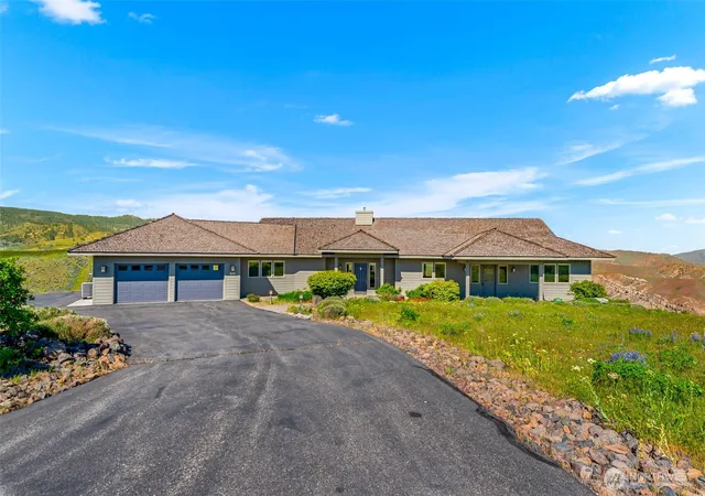 Photo 3 of Single family home for sale at 500 Connery Rd, Wenatchee, WA 98801 | MLS# NWM2521767 | Listing updated on 2026-09-23