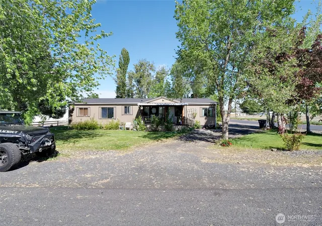 Photo 3 of Manufactured home for sale at 4379 Jackie Dr NE, Moses Lake, WA 98837 | MLS# NWM2521941 | Listing updated on 2026-09-21