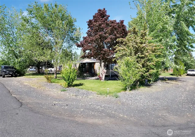 Photo 4 of Manufactured home for sale at 4379 Jackie Dr NE, Moses Lake, WA 98837 | MLS# NWM2521941 | Listing updated on 2026-09-21